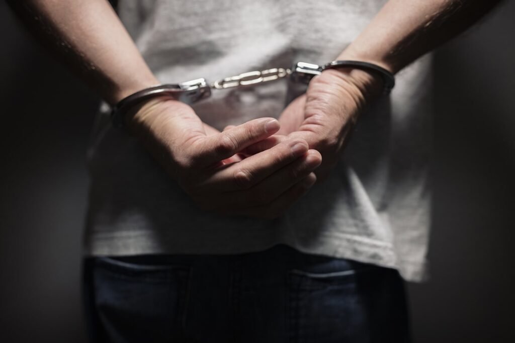 Manos esposadas de una persona detenida