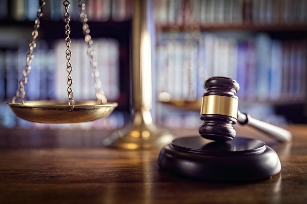 Balanza de la justicia, martillo y libros de derecho