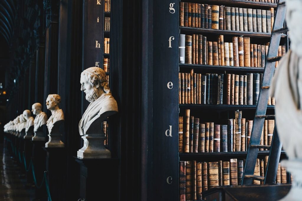Biblioteca jurídica con bustos y libros antiguos