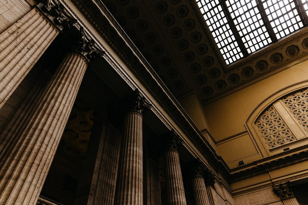 Columnas interiores de un edificio judicial