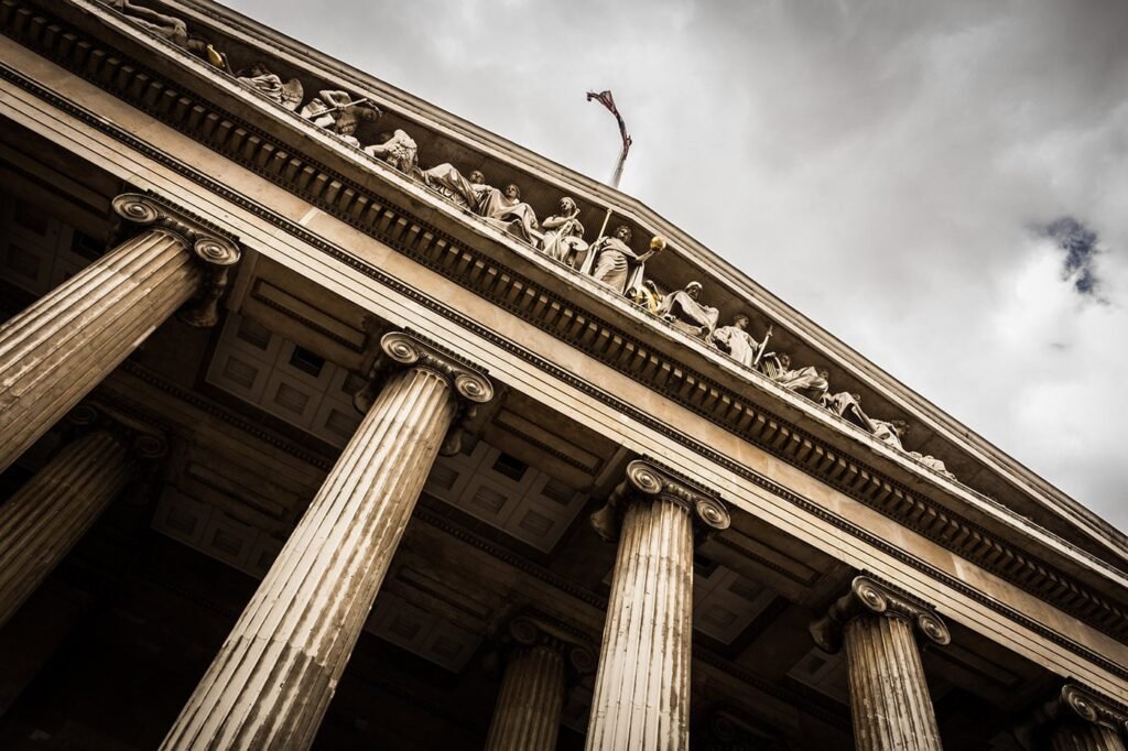 Fachada de columnas de un tribunal